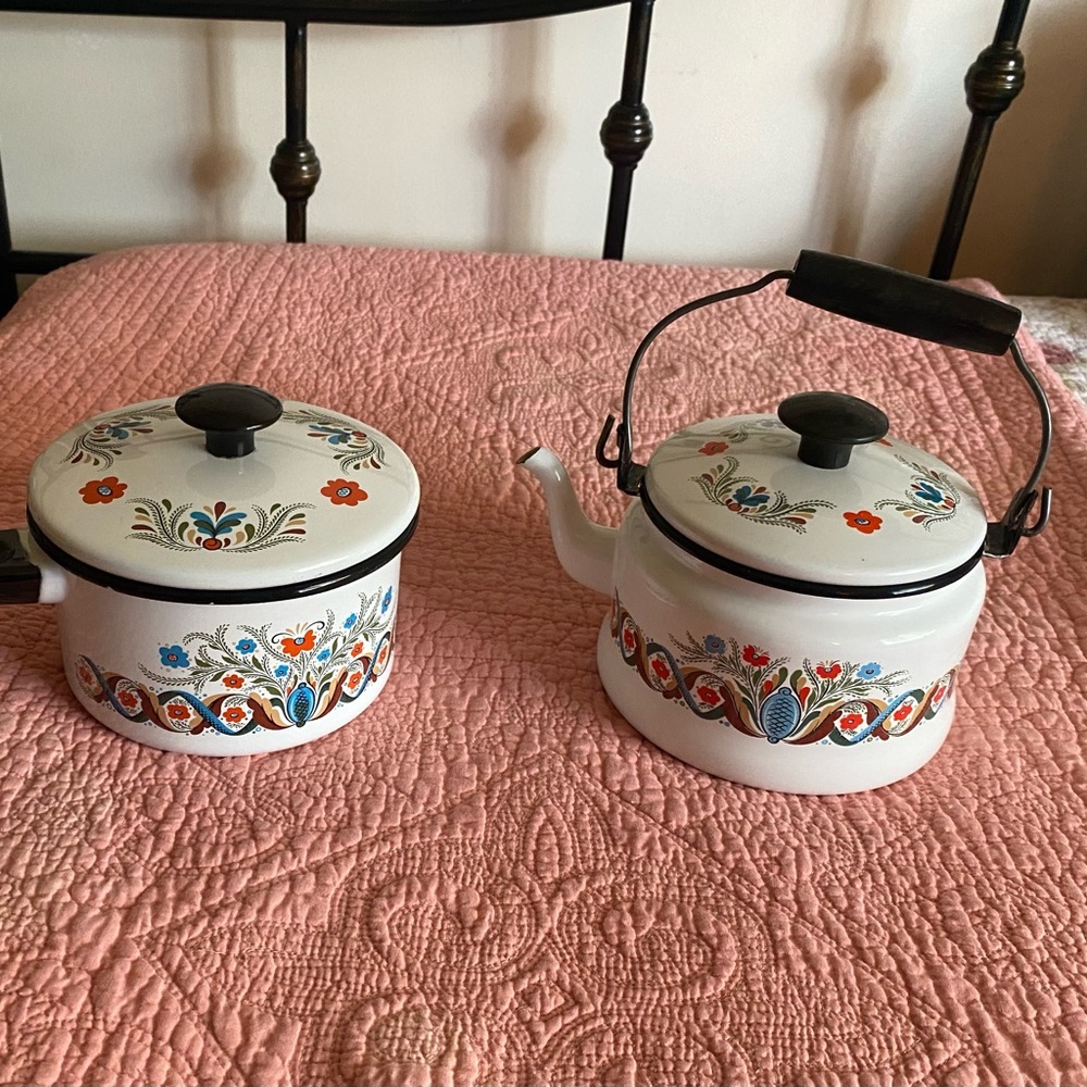 Vintage Dutch enamel wear. Kettle and sauce pan w/ lids